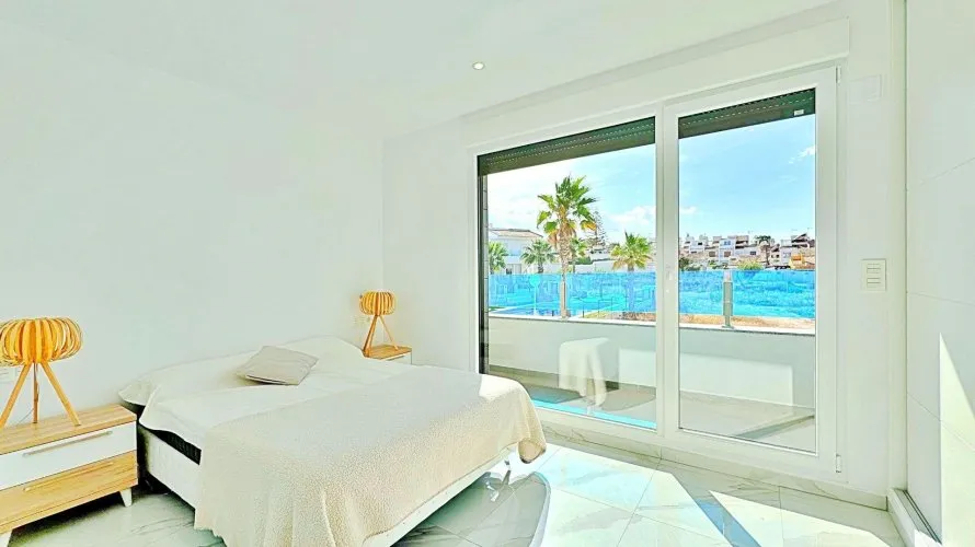 Bungalow de 3 dormitorios en Torrevieja, España No. 164 № 1