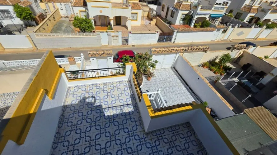 Сasa de 3 dormitorios en Torrevieja, España No. 229 № 2