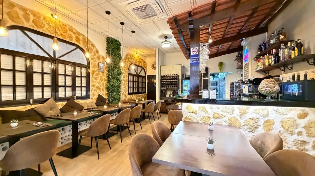 Propiedad comercial de 57m² en Torrevieja, España No. 209