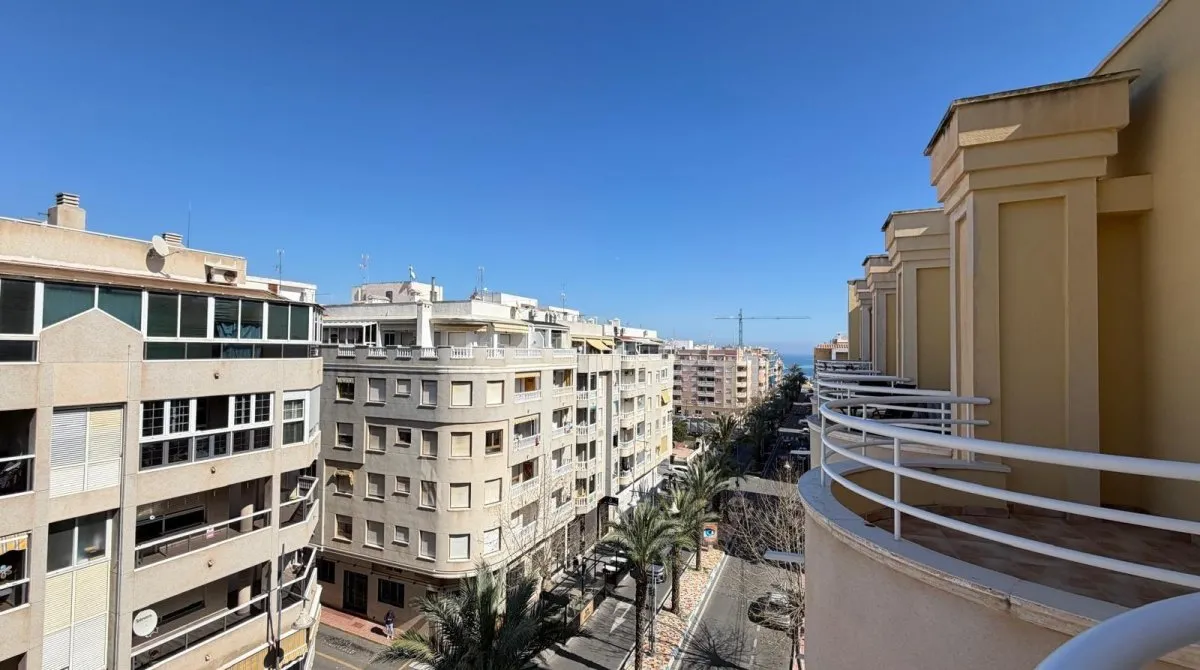 Ático de 2 dormitorios en Torrevieja, España No. 192