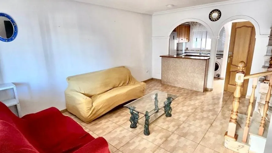 Сasa de 3 dormitorios en Torrevieja, España No. 202 № 2