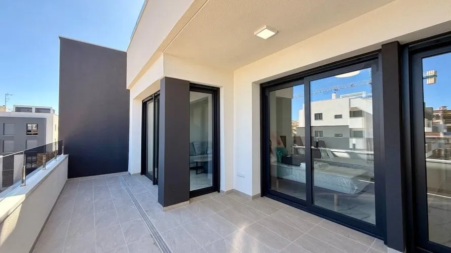 Ático de 2 dormitorios en Torrevieja, España No. 190 № 1