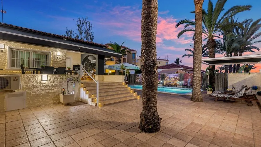 Villa de 4 dormitorios en Torrevieja, España No. 163 № 25