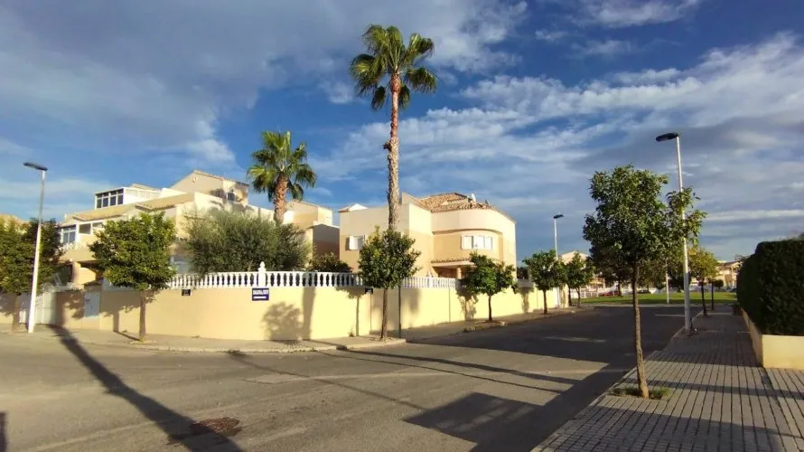 Apartamento de 6 dormitorios en Torrevieja, España No. 165 № 24