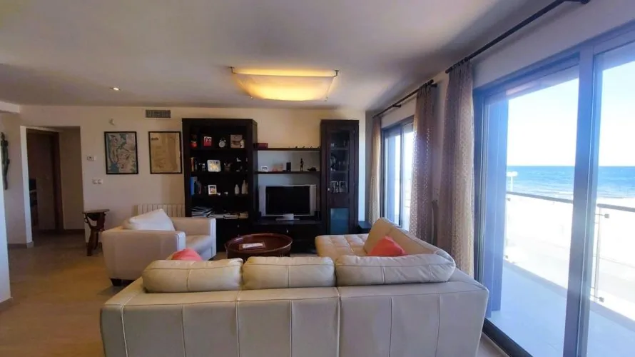 Apartamento de 4 dormitorios en Torrevieja, España No. 130 № 7