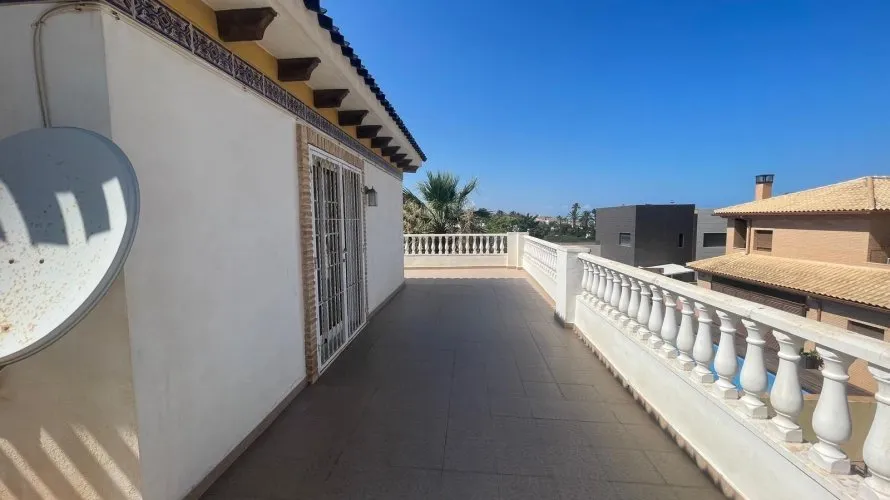Сasa de 5 dormitorios en Torrevieja, España No. 160 № 1
