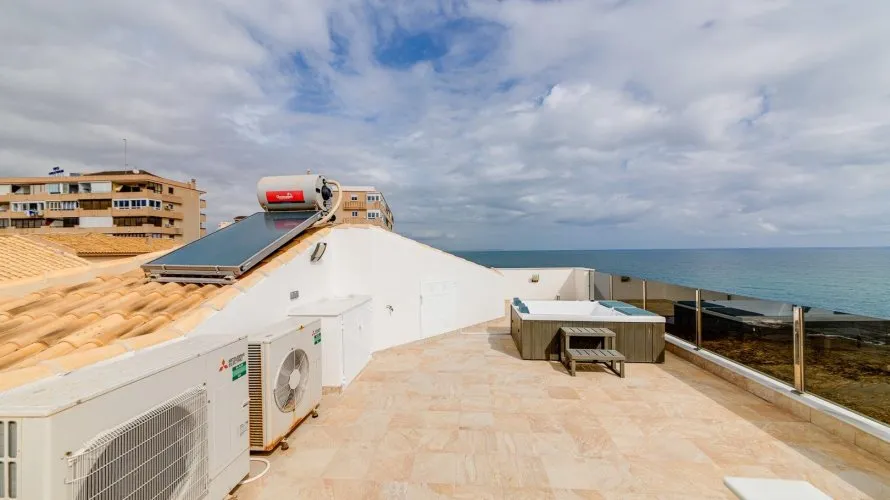 Villa de 210m² en Torrevieja, España No. 147 № 1