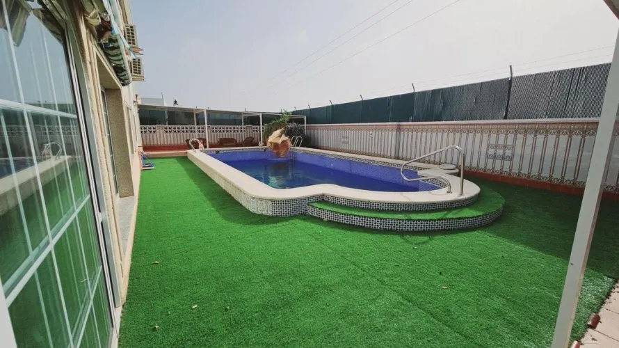 Villa de 5 dormitorios en Torrevieja, España No. 146 № 10