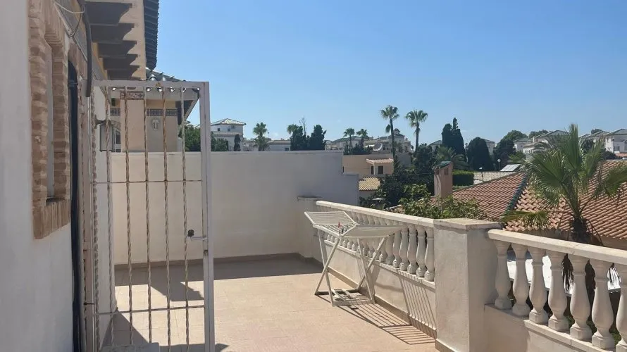 Сasa de 5 dormitorios en Torrevieja, España No. 160 № 3