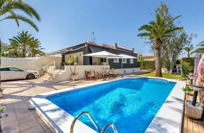 Villa de 4 dormitorios en Torrevieja, España No. 163
