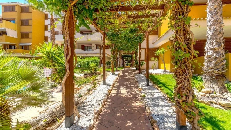 Apartamento de 2 dormitorios en Torrevieja, España No. 71 № 2