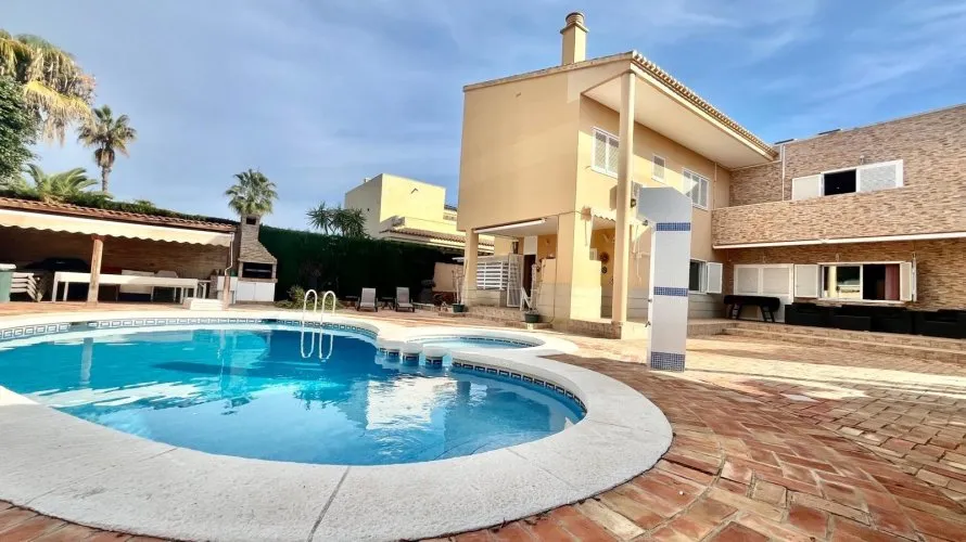 Villa de 4 dormitorios en Torrevieja, España No. 101 № 1