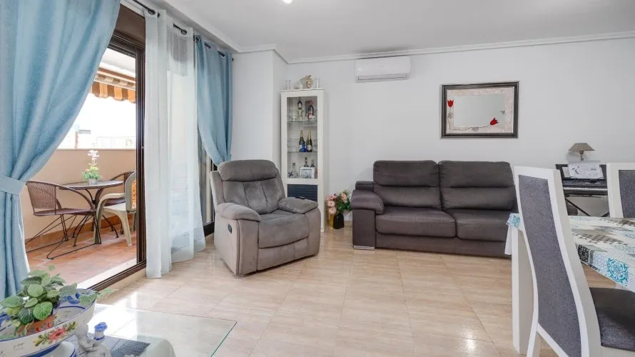 Apartamento de 2 dormitorios en Torrevieja, España No. 312 № 21