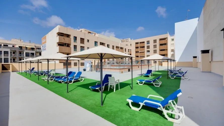 Apartamento de 2 dormitorios en Torrevieja, España No. 312 № 2