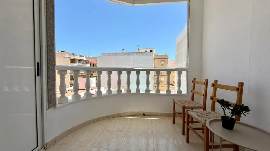 Apartamento de 2 dormitorios en Torrevieja, España No. 330 № 2