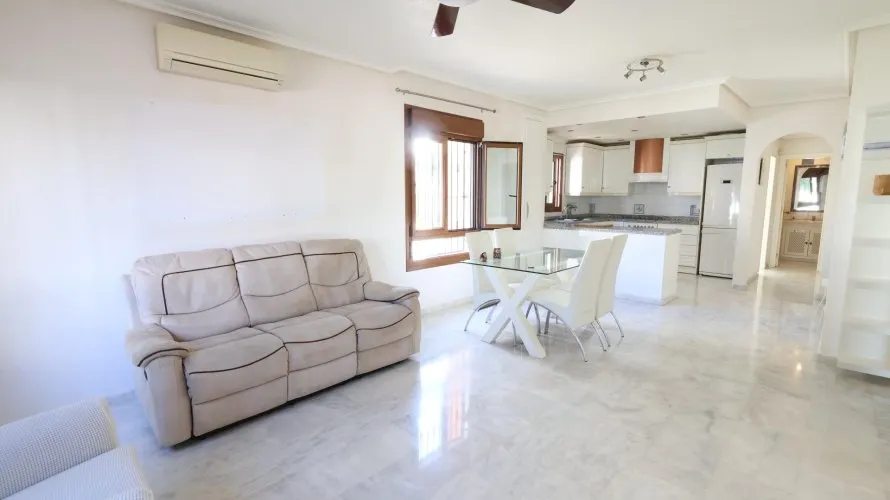 Apartamento de 2 dormitorios en Torrevieja, España No. 309 № 5