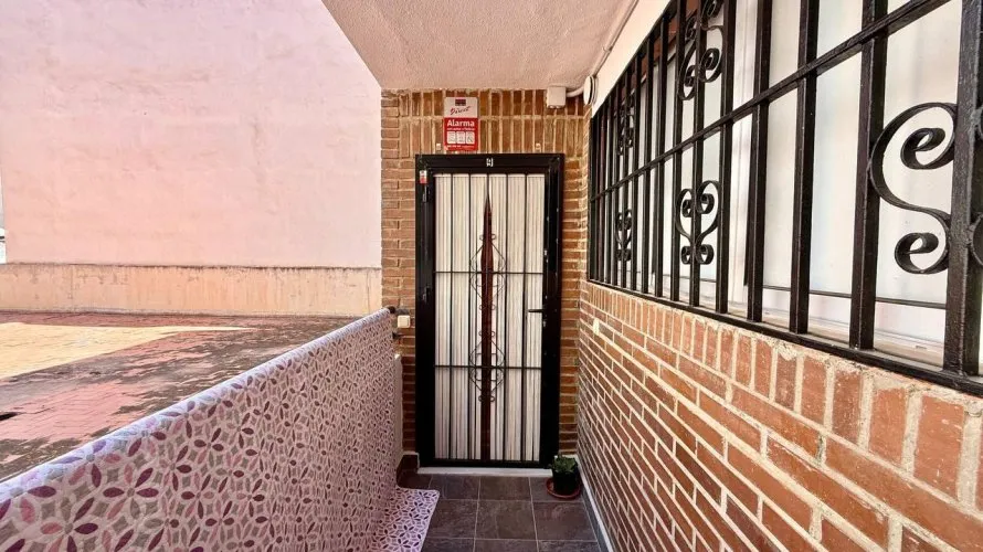 Apartamento de 2 dormitorios en Torrevieja, España No. 495 № 3