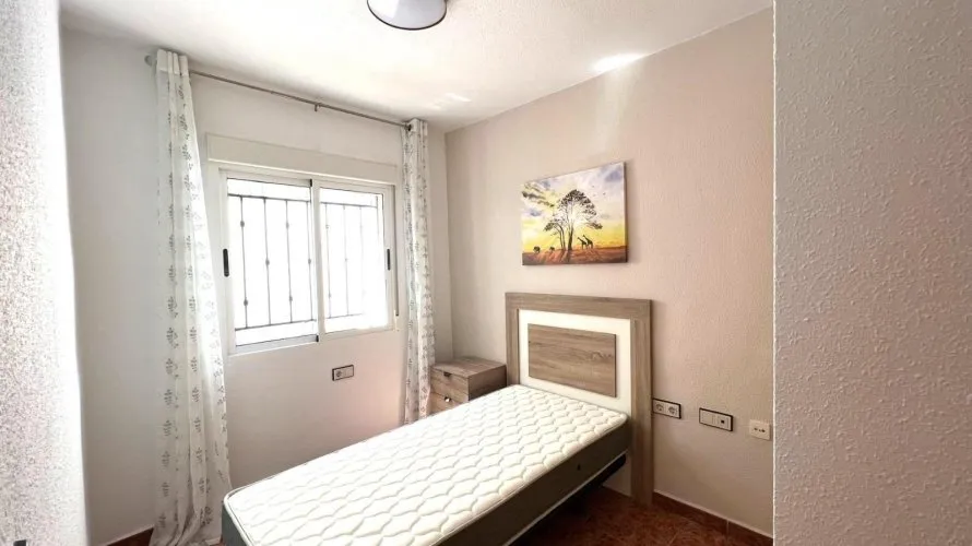 Bungalow de 2 dormitorios en Torrevieja, España No. 425 № 3