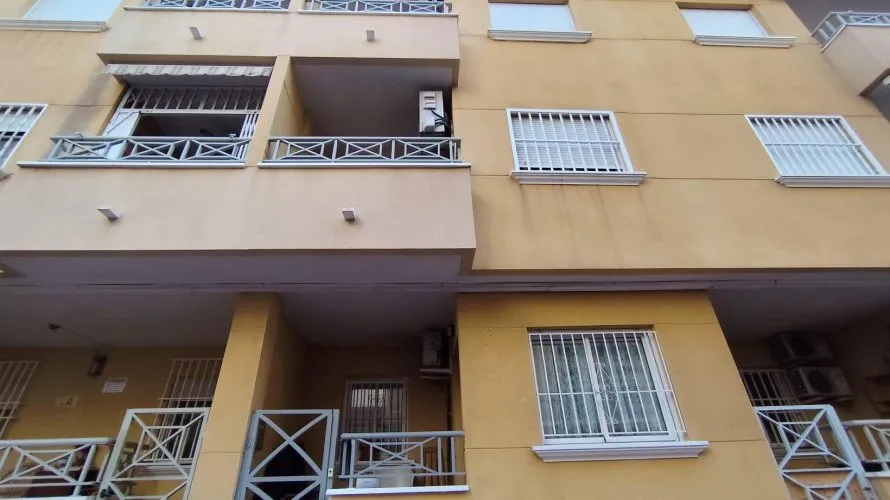 Apartamento de 4 dormitorios en Torrevieja, España No. 379 № 1