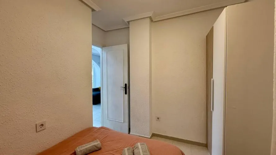 Apartamento de 2 dormitorios en Torrevieja, España No. 410 № 11