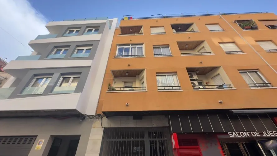 Apartamento de 2 dormitorios en Torrevieja, España No. 437 № 1