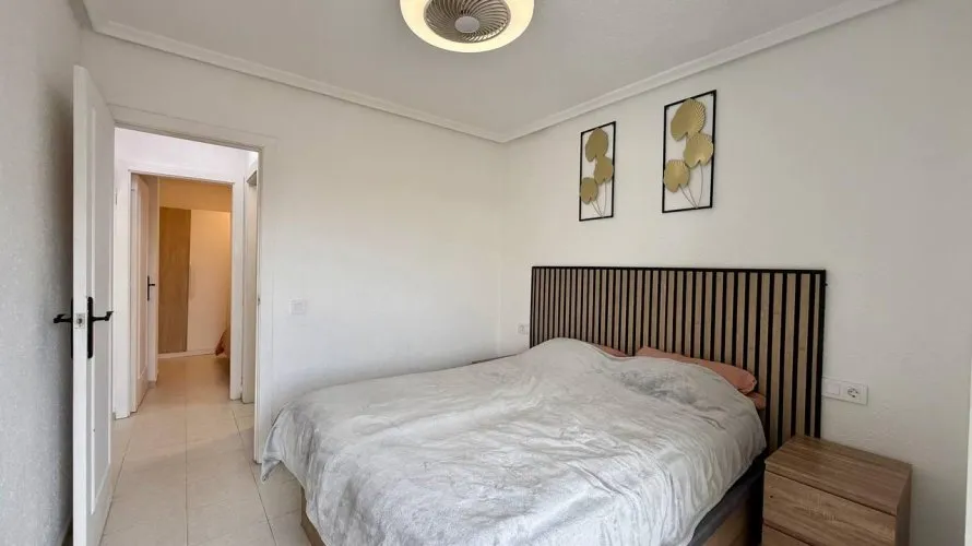 Apartamento de 2 dormitorios en Torrevieja, España No. 410 № 15