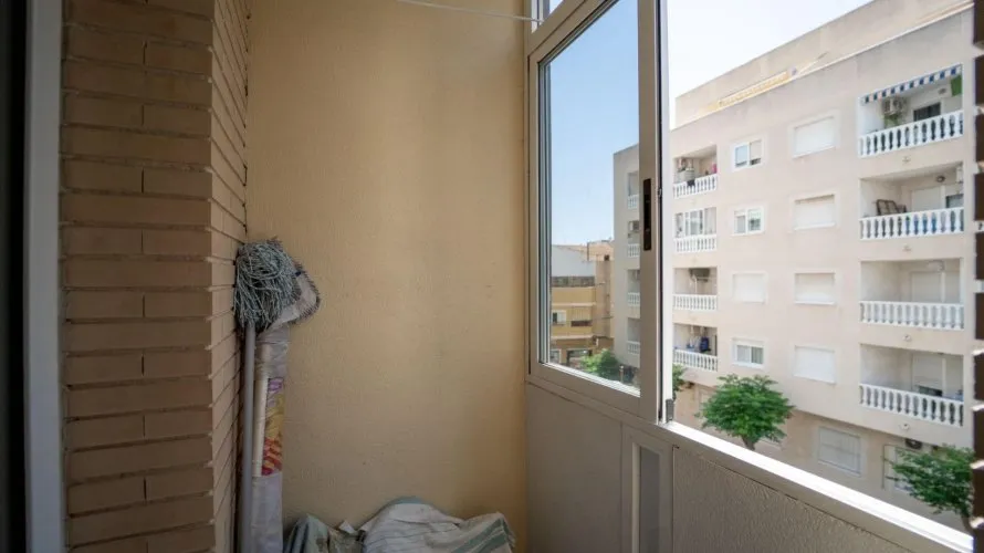 Apartamento de 2 dormitorios en Torrevieja, España No. 394 № 5