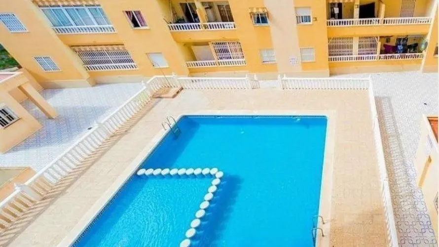 Apartamento de 2 dormitorios en Torrevieja, España No. 525