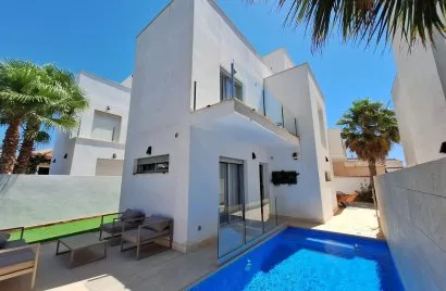 Apartamento de 3 dormitorios en Torrevieja, España No. 332