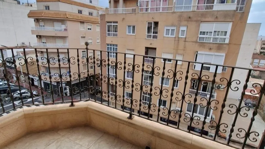 Apartamento de 2 dormitorios en Torrevieja, España No. 381 № 13