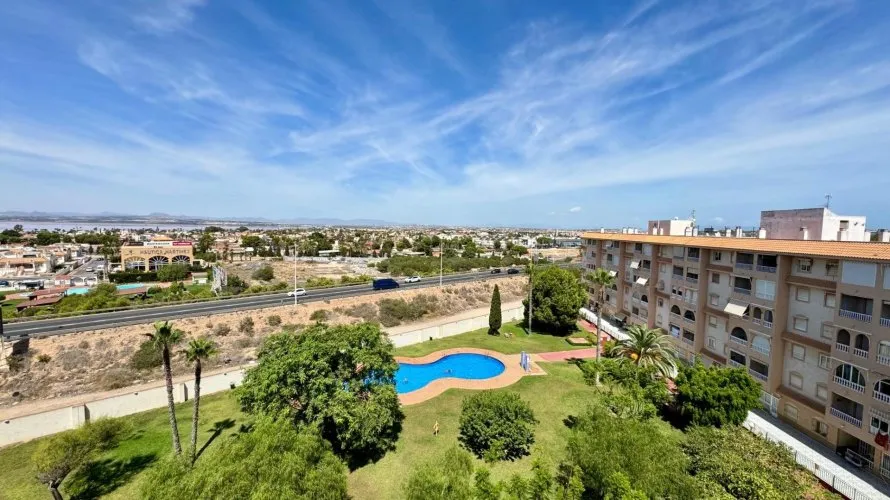 Ático de 2 dormitorios en Torrevieja, España No. 399 № 2