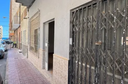 Propiedad comercial de 261m² en Torrevieja, España No. 386