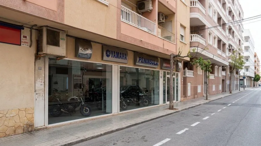 Propiedad comercial de 100m² en Torrevieja, España No. 506 № 1