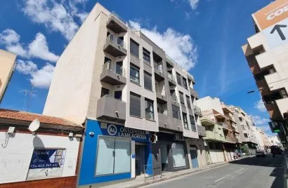 Apartamento de 2 dormitorios en Torrevieja, España No. 383