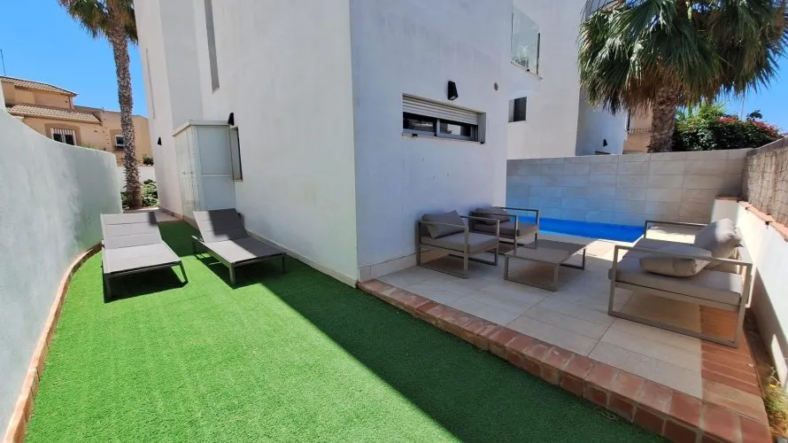 Apartamento de 3 dormitorios en Torrevieja, España No. 332 № 24
