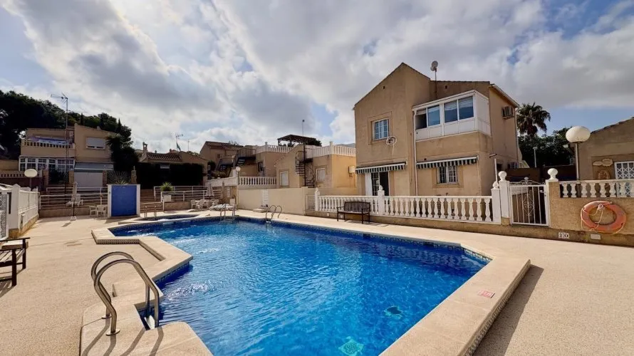 Сasa de 4 dormitorios en Torrevieja, España No. 591 № 1