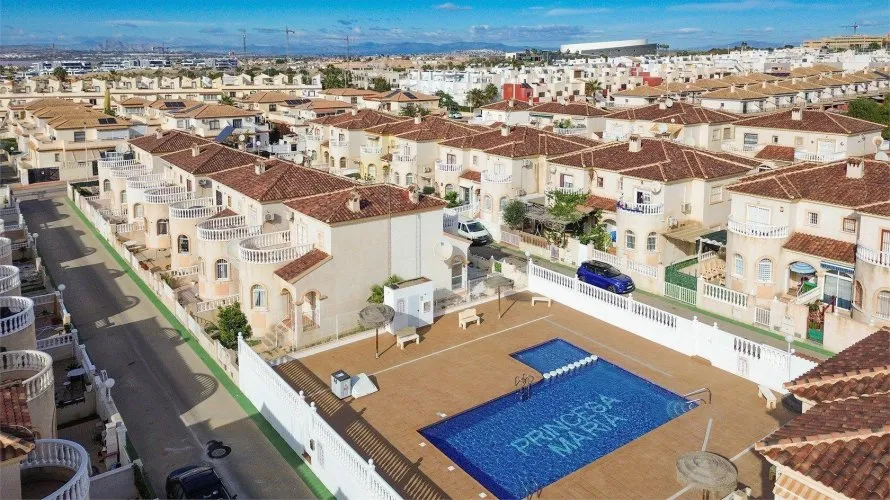 Сasa de 3 dormitorios en Torrevieja, España No. 616 № 2