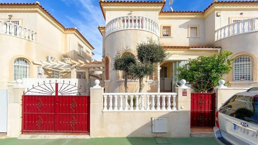 Сasa de 3 dormitorios en Torrevieja, España No. 616
