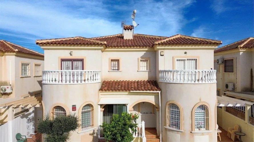 Сasa de 3 dormitorios en Torrevieja, España No. 616 № 1