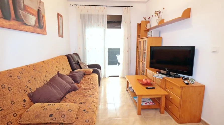 Apartamento de 2 dormitorios en Torrevieja, España No. 620 № 2