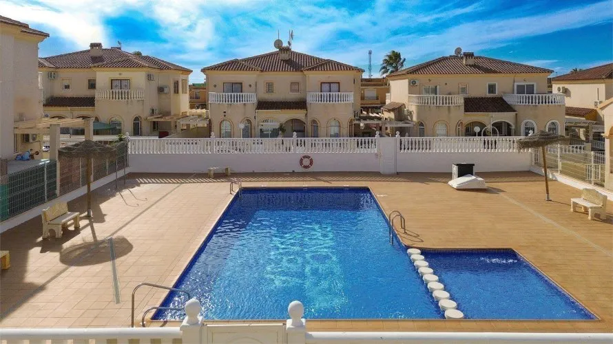 Сasa de 3 dormitorios en Torrevieja, España No. 616 № 4