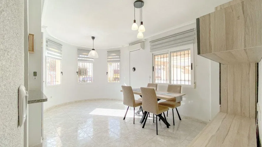 Сasa de 3 dormitorios en Torrevieja, España No. 616 № 11