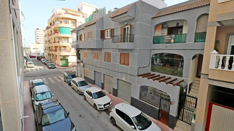 Apartamento de 2 dormitorios en Torrevieja, España No. 618 № 6