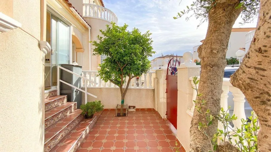 Сasa de 3 dormitorios en Torrevieja, España No. 616 № 8