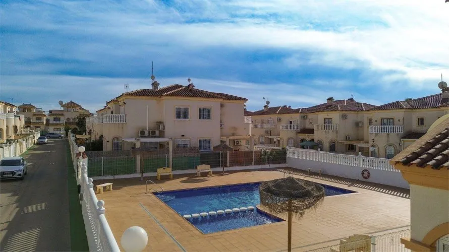 Сasa de 3 dormitorios en Torrevieja, España No. 616 № 5