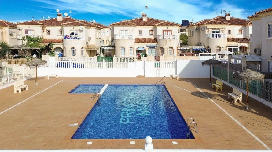 Сasa de 3 dormitorios en Torrevieja, España No. 616 № 3