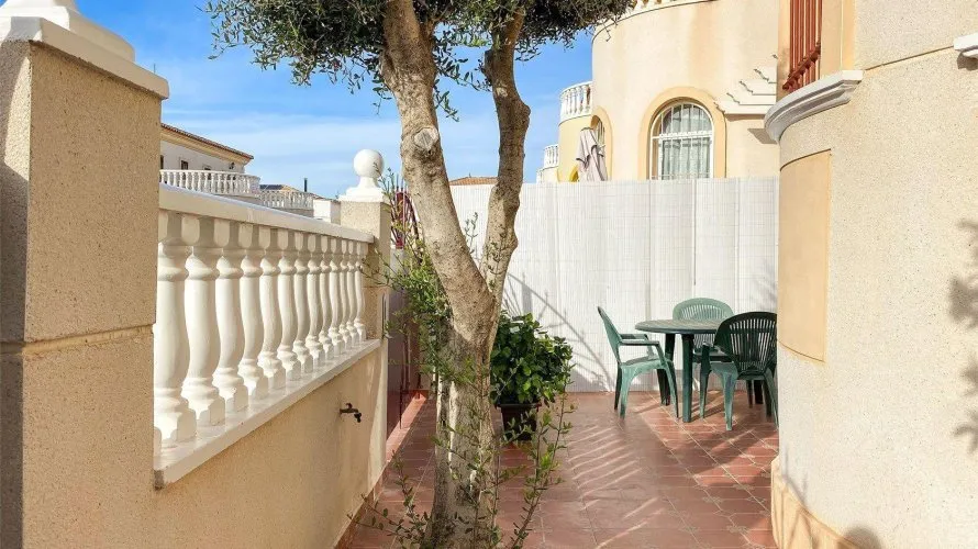 Сasa de 3 dormitorios en Torrevieja, España No. 616 № 6