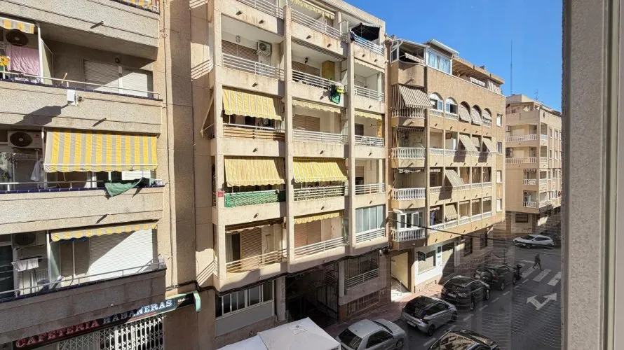 Apartamento de 2 dormitorios en Torrevieja, España No. 695