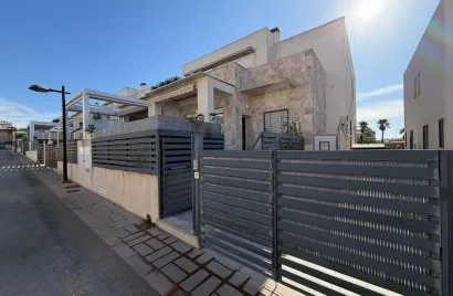 Сasa de 3 dormitorios en Torrevieja, España No. 711