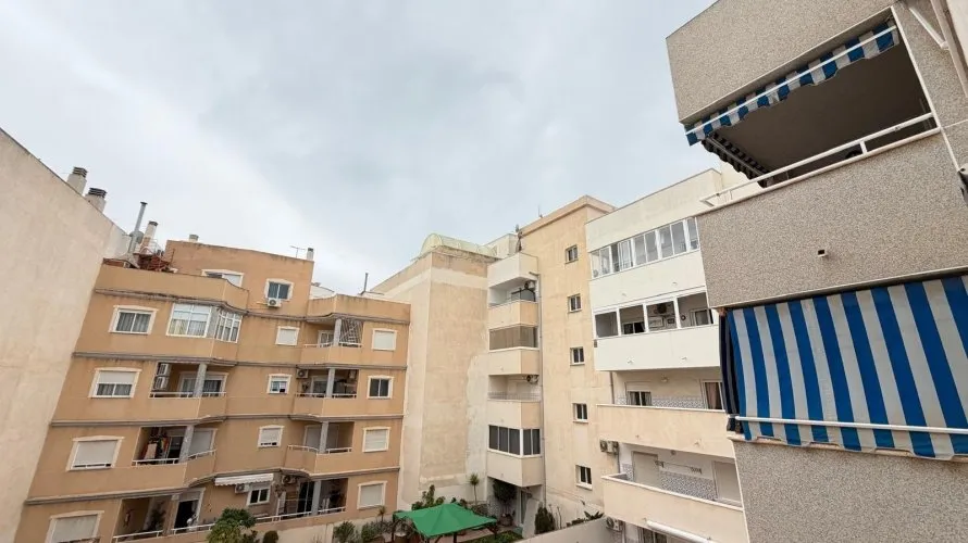 Apartamento de 2 dormitorios en Torrevieja, España No. 699 № 6